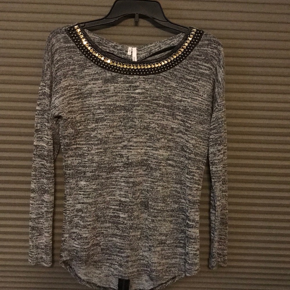 Long sleeve gray/white shirt, with zipper in back